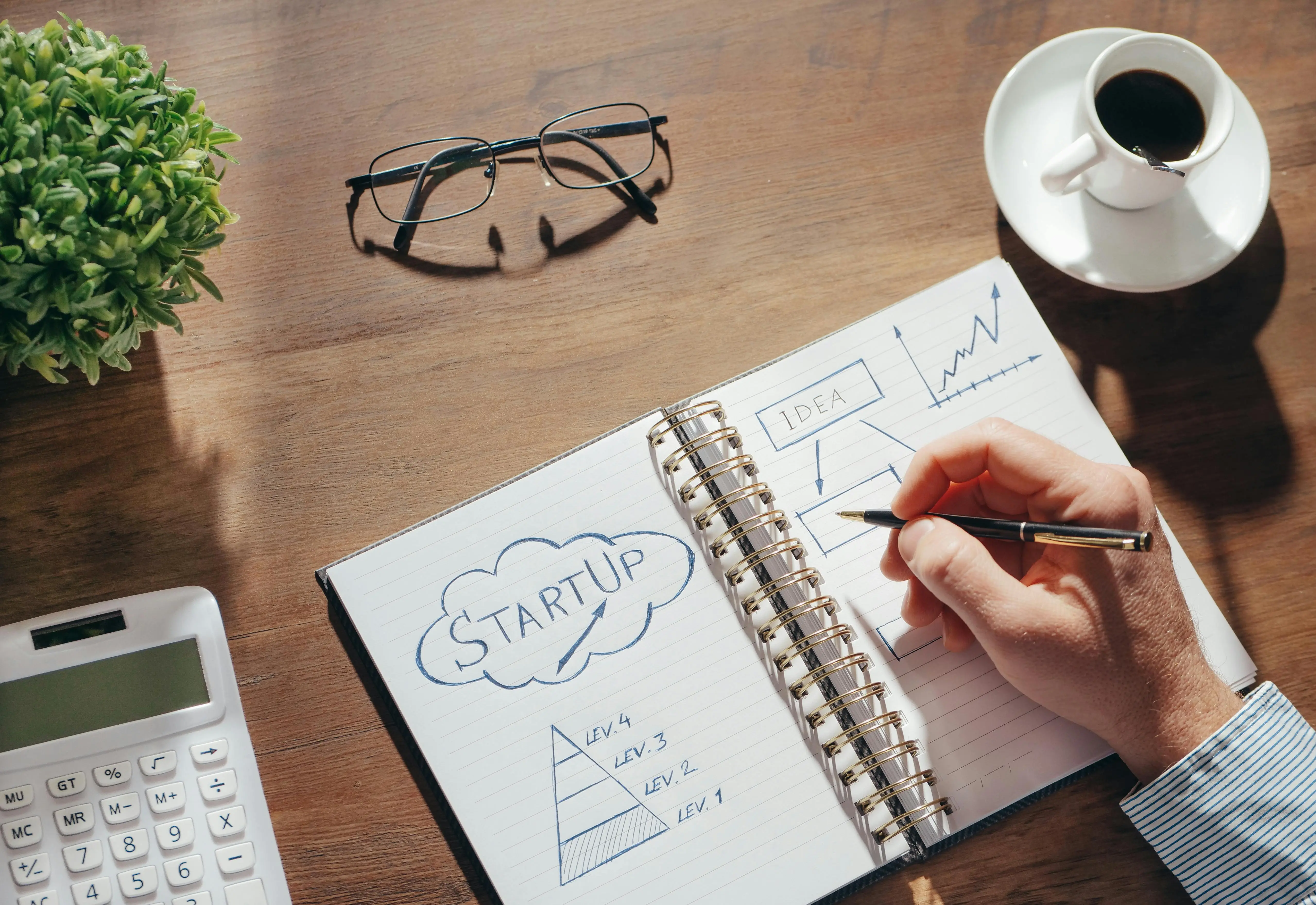 Équipe en réunion autour d'un ordinateur